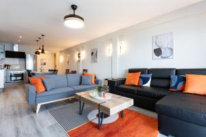 een woonkamer met een bank en een tafel bij MalagaSuite Golden Views Fuengirola in Fuengirola