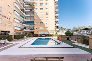 een zwembad op de binnenplaats van een appartementencomplex bij MalagaSuite Golden Views Fuengirola in Fuengirola