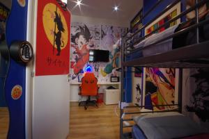 una camera con letto e scrivania e una camera con una camera di Comics Guesthouse Hostel a Roma