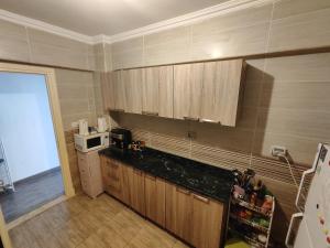 Η κουζίνα ή μικρή κουζίνα στο Luxurious 2 bedroom modern garden apartment Available ensuite private bedroom or whole flat privately