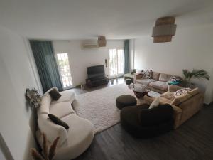 Χώρος καθιστικού στο Luxurious 2 bedroom modern garden apartment Available ensuite private bedroom or whole flat privately