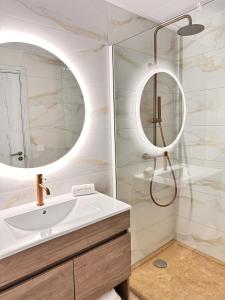 y baño con lavabo y espejo. en AlliOli Boutique Hotel Spa en Castellón de Ampurias