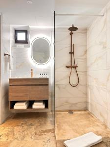 y baño con ducha y lavamanos. en AlliOli Boutique Hotel Spa en Castelló d'Empúries
