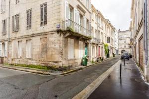 una calle vacía en una ciudad vieja con edificios en Lurbe Bleue - Bordeaux central et calme, en Burdeos