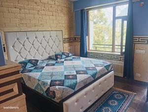 En eller flere senge i et værelse på Wanderers Homestay -All mountain facing rooms