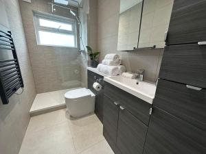 Ένα μπάνιο στο Modern Apartment Great Location