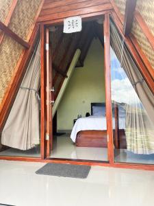 Zimmer mit einem Bett in einem Zelt in der Unterkunft Pinggan glamping ground in Gretek