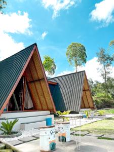 ein Haus mit einem Walmdach in der Unterkunft Pinggan glamping ground in Gretek + 23 Fotos