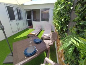Studio avec terrasse et vue mer外面的花园