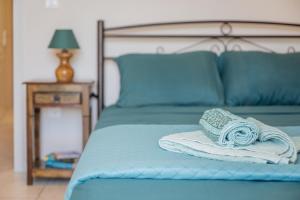Postel nebo postele na pokoji v ubytování Apaggio di Argostoli Apartments! private parking & sea view!