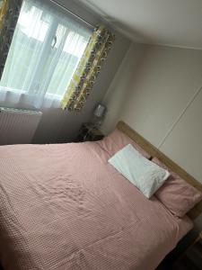 En eller flere senge i et værelse på Arthurs Pad WB