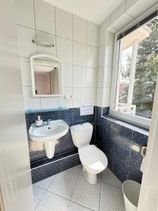 Kúpeľňa v ubytovaní Domino Dom Gościnny + 37 fotografií