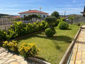 a garden with bushes and flowers in a yard at Alojamento, Chelas Rural AL in Mirandela
