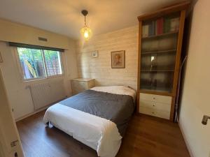 une chambre avec un lit et une étagère dans l'établissement 2 pièces à Antibes avec piscine, à Antibes