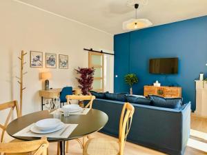 TV/trung tâm giải trí tại Relax Inn Champagne - Reims Balnéo