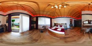 Porto Amore Club Hotel في ألانيا: غرفة نوم بسرير وسقف خشبي