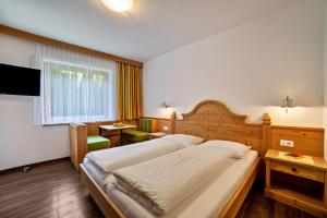 Ένα ή περισσότερα κρεβάτια σε δωμάτιο στο Obermoarhof Hönigspitze OG Deluxe