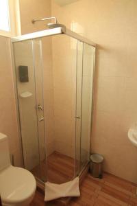 La salle de bains est pourvue d'une douche, de toilettes et d'un lavabo. dans l'établissement Hotel Santa Maria, à Praia