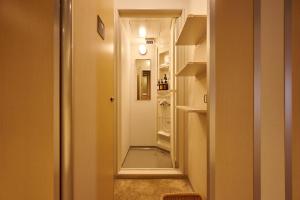 Bilik mandi di CAPSULE HOTEL CONTINUE NijojoKita