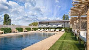 Bazén v ubytování Maison Morny Your Exquisite Retreat near Deauville nebo v jeho okolí