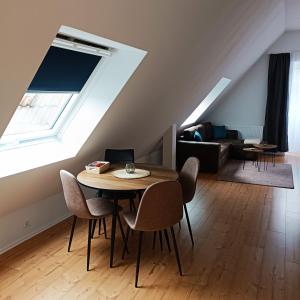 - une salle à manger mansardée avec une table et des chaises dans l'établissement Hotel Ari, à Kaiserslautern