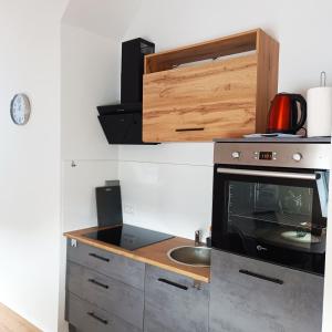una cucina con forno a microonde e lavandino di Hotel Ari a Kaiserslautern
