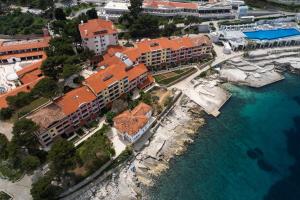 an aerial view of a resort next to the water at BELLAVISTA apartman Punta in Veli Lošinj