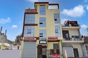 een hoog gebouw met een om bord ervoor bij OYO Pari Residency in Jaipur