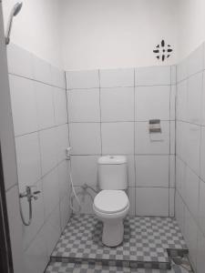 Koupelna v ubytování Eltari Homestay