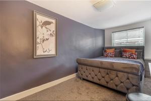 Una cama o camas en una habitación de WhiskAwayStays - Foregate Street - Apartment 5