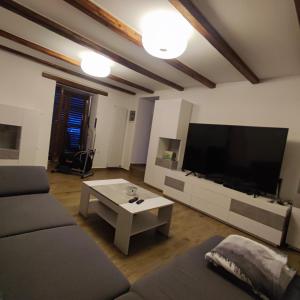 Μια τηλεόραση ή/και κέντρο ψυχαγωγίας στο Casa Rosmarin