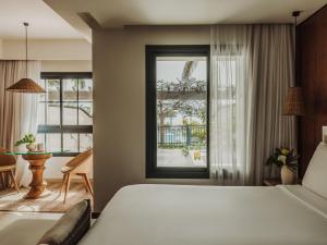 1 dormitorio con cama y ventana grande en Red Level at Gran Melia Palacio de Isora - Adults Only, en Alcalá