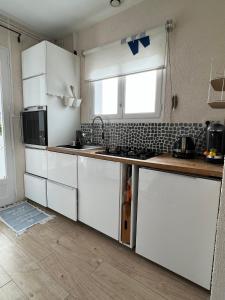 Kuchyňa alebo kuchynka v ubytovaní VILLA 'Le Refuge' Piscine chauffée 300 m plage