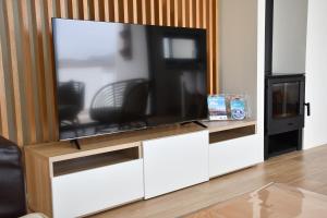 a flat screen tv on a white entertainment center at Casa del Tomate Azul in San José