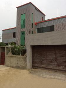 uma grande casa de tijolos com garagem em ApartmenT - Homestays em Sylhet
