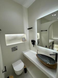 A bathroom at White Sand Jacuzzi Suite
