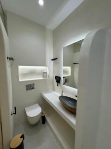 A bathroom at White Sand Jacuzzi Suite