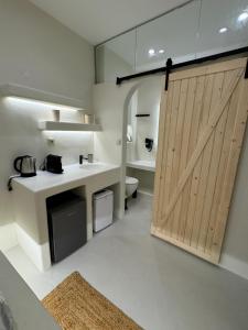 A kitchen or kitchenette at White Sand Jacuzzi Suite Még 22 kép