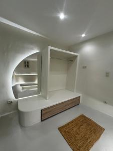 A bed or beds in a room at White Sand Jacuzzi Suite