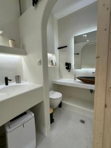 A bathroom at White Sand Jacuzzi Suite