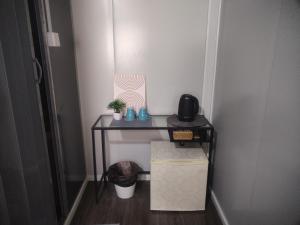 The Vanilla Cabin : طاولة صغيرة عليها نبات في غرفة