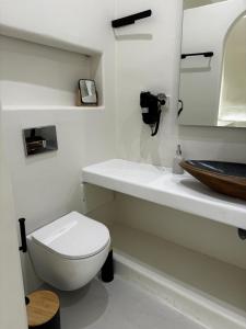 A bathroom at White Sand Jacuzzi Suite