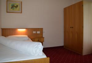 A bed or beds in a room at Hotel Stella Alpina