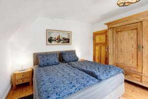 um quarto com uma cama e um armário de madeira em Ferienhaus Waldliebe em Hüttenrode