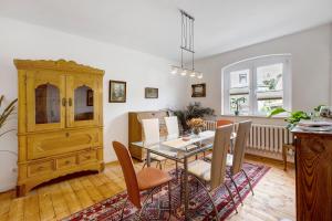 uma sala de jantar com mesa e cadeiras e um armário em Ferienhaus Waldliebe em Hüttenrode