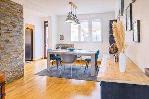 a kitchen and dining room with a table and chairs at Maison proche Disney in Chennevières-sur-Marne +11 photos