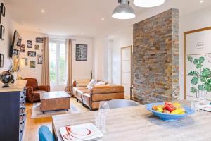 a living room with a table with a bowl of fruit at Maison proche Disney in Chennevières-sur-Marne