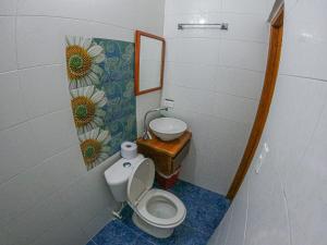 Hotel Arena Azul في نوكوي: حمام مع مرحاض ومغسلة