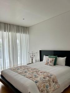 - une chambre avec un grand lit et une grande fenêtre dans l'établissement Crystal House, à Angra do Heroísmo