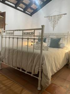 Postelja oz. postelje v sobi nastanitve La casa vieja de Marchenilla
